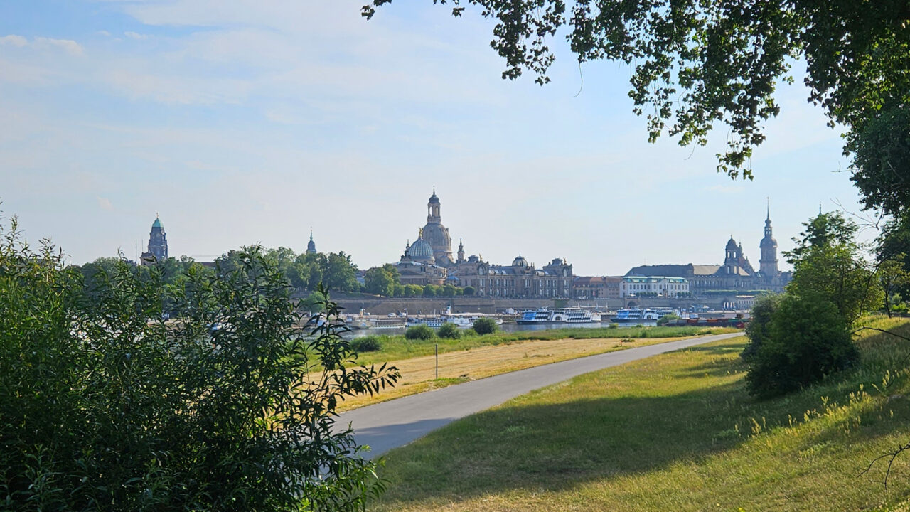 Blick von der Staatskanzlei auf die Dresdner Altstadt an der Elbe.
